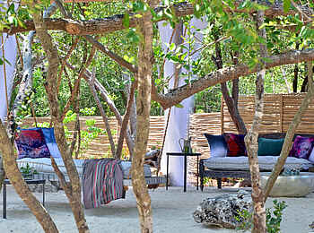 Vamizi Island: Außenessbereich der Casa Marjani mit Sofas