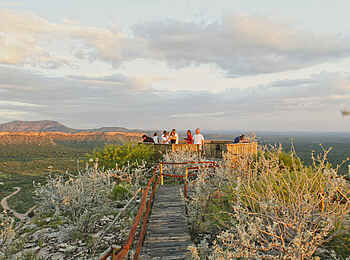 Vingerklip Lodge: Sonnenterrasse des Eagle's Nest mit Panoramablick auf die Lodge und die Umgebung