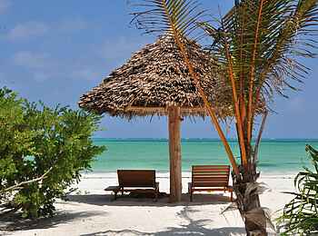 Zanzibar White Sand Luxury Villas: Liegestühle am Strand Zanzibar White Sand Luxury Villas: Liegestühle am Strand