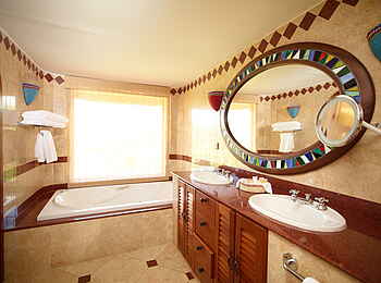 Amboseli Serena Safari Lodge: Badezimmer einer Suite Amboseli Serena Safari Lodge: Badezimmer einer Suite