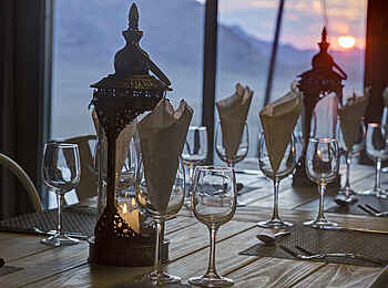 Desert Hills Glamping: Gedeckter Tisch zum Abendessen Desert Hills Glamping: Gedeckter Tisch zum Abendessen