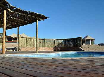 Desert Hills Glamping: Pool mit Holzdeck Desert Hills Glamping: Pool mit Holzdeck