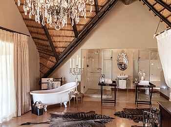 King's Camp - Waterbuck Private Camp: Bad mit Lüster der Master Suite King's Camp - Waterbuck Private Camp: Bad mit Lüster der Master Suite