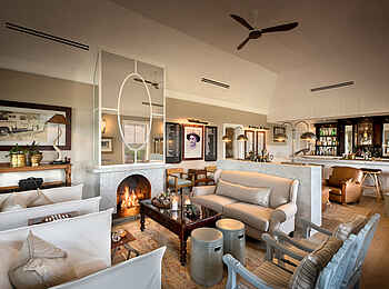 Kirkman's Kamp Lodge: Lounge mit Kamin und Bar