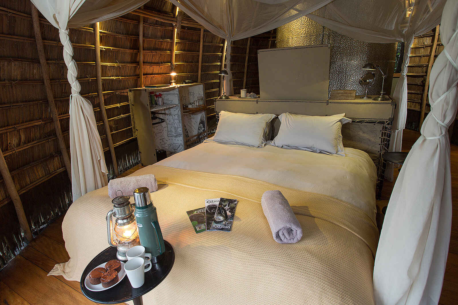 Lango Camp: Innenansicht eines Baumhauses Lango Camp: Innenansicht eines Baumhauses