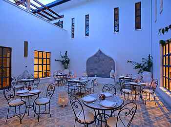 Latitude 0: The Other Side - Innenhof Latitude 0: The Other Side - Innenhof