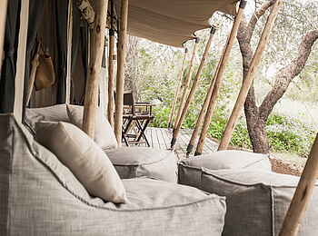 Legendary Mila Tented Camp: Sessel auf dem privaten Deck