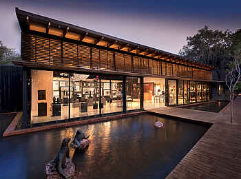 Lion Sands River Lodge: Beleuchteter Essbereich