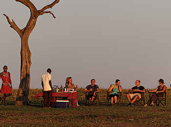 Mara Bush Camp: Sundowner mit den Guides Mara Bush Camp: Sundowner mit den Guides