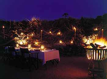 Sabi Sabi Earth Lodge: Boma mit Feuer Sabi Sabi Earth Lodge: Boma mit Feuer