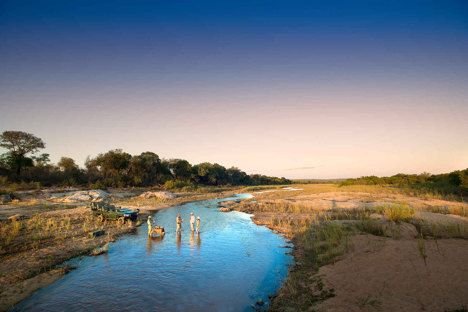 andBeyond Tengile River Lodge: Sundowner im Flussbett andBeyond Tengile River Lodge: Sundowner im Flussbett