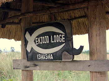 Enjojo Lodge: Am Tor
