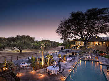 Epako Safari Lodge and Spa: Dinner am Pool