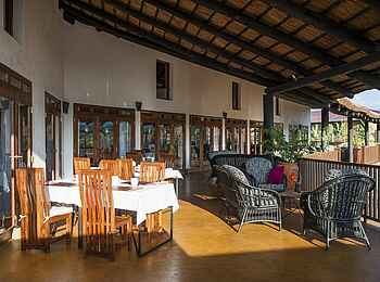 Farmhouse Valley Lodge: Äußerer Essbereich des Hauptgebäudes