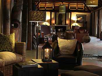 Hoodia Desert Lodge: Sitzgruppe in der Lounge