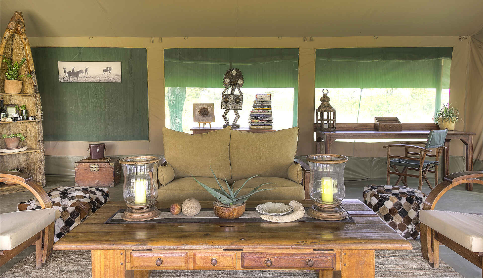 Fly Camping, Gold eco-rated, Kenia, Kicheche Bush Camp, Kicheche Camps, Masai Mara, Motorgie Prärie, Nachhaltig, Olare Motorgie Conservancy, Beistelltisch, Fenster, Kerzen, Lounge, Sessel, Sofa, Teppiche, Afrikarma, Afrikarma Safaris, Afrikarma Safaris – Wildnis. Hautnah., afrikarma.de