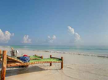 Kisiwa on the Beach: Liegestühle