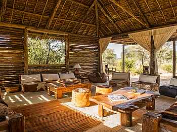 Kuro Tarangire: Lounge im Tageslicht Kuro Tarangire: Lounge im Tageslicht