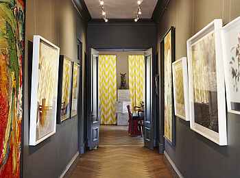 La Cle des Montagnes: Gang mit Kunstwerken in der Villa La Galerie La Cle des Montagnes: Gang mit Kunstwerken in der Villa La Galerie