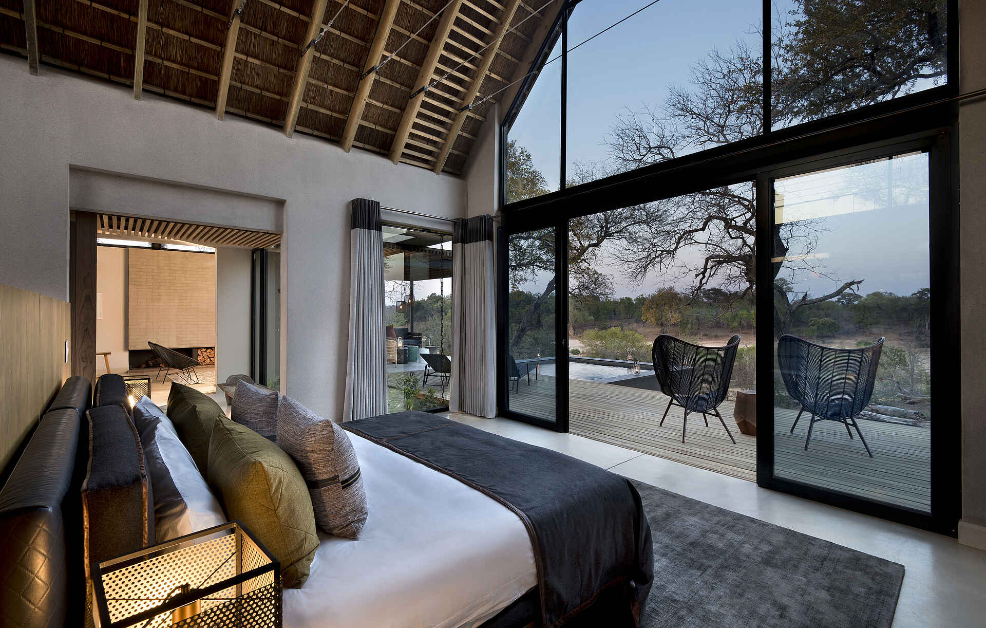 Lion Sands Ivory Lodge: Aussicht aus dem Schlafzimmer Fluss Sabie, Ivory Lodge, Lion Sands, Lion Sands Game Reserve, Lion Sands Ivory Lodge, More, Sabi Sands, Sabie, Aussicht, Ausstattung, Betten, Doppelbett, Einrichtung, Fenster, Schlafzimmer, Stimmung, Afrikarma, Afrikarma Safaris, Afrikarma Safaris - Wildnis. Hautnah., Afrikarma.de