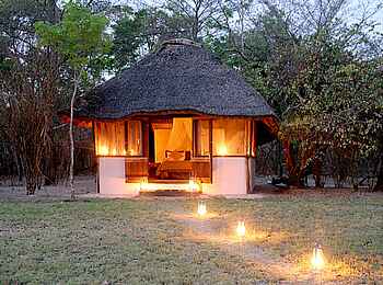 Nanzhila Plains Safari Camp: Beleuchtetes Gästechalet Nanzhila Plains Safari Camp: Beleuchtetes Gästechalet