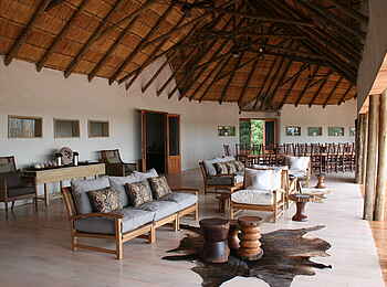Nxai Pan Camp: Sessel und Sofas in der Lounge