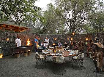 Phinda Homestead: Tänzer in der Boma Phinda Homestead: Tänzer in der Boma