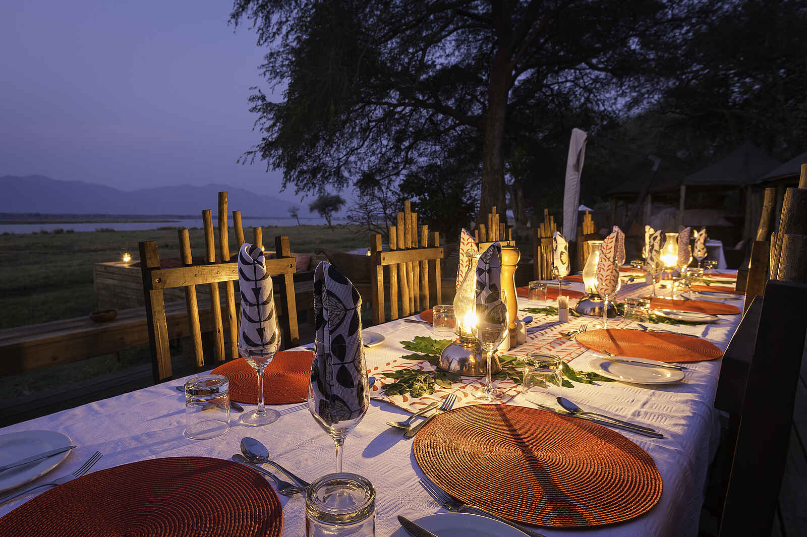 Ruckomechi Camp: Dinner unter freiem Himmel Ruckomechi Camp: Dinner unter freiem Himmel