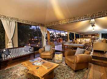 Tembo Plains Camp: Lounge am Abend