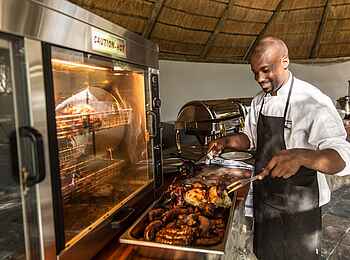 Thamalakane River Lodge: Vorbereitung Dinner