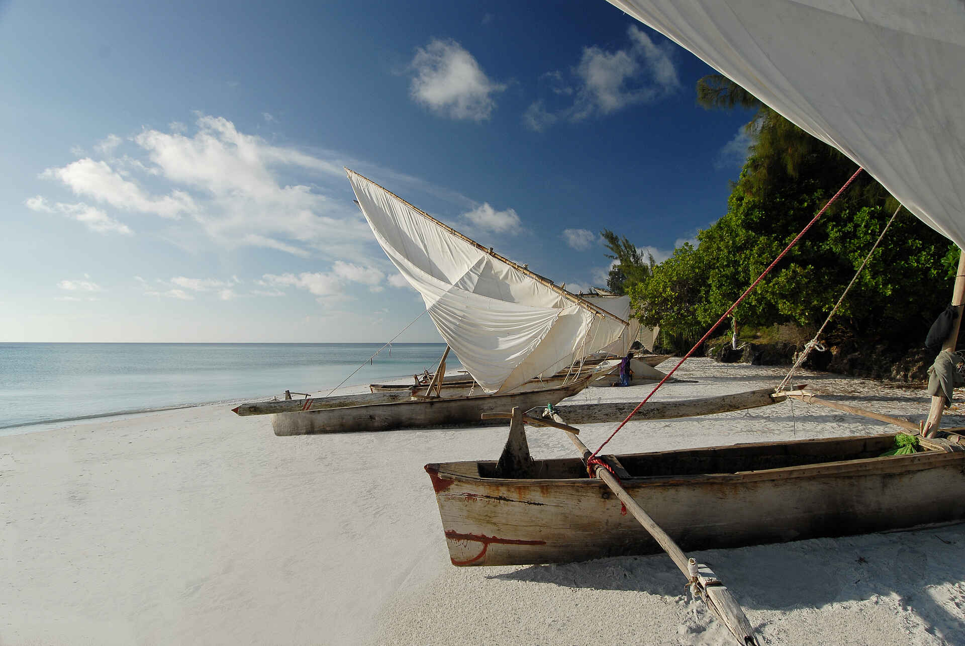 The Manta Resort: Boote am Strand