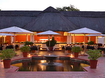 Victoria Falls Hotel: Jungle Junction mit Pool