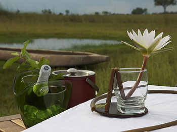 Xakanaxa Camp: Sekt und Seerose