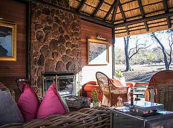 Camp Ndlovu: Innenansicht der Lounge Camp Ndlovu: Innenansicht der Lounge