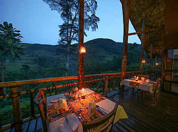 Mahogany Springs Safari Lodge: Dinnertische auf der Terrasse