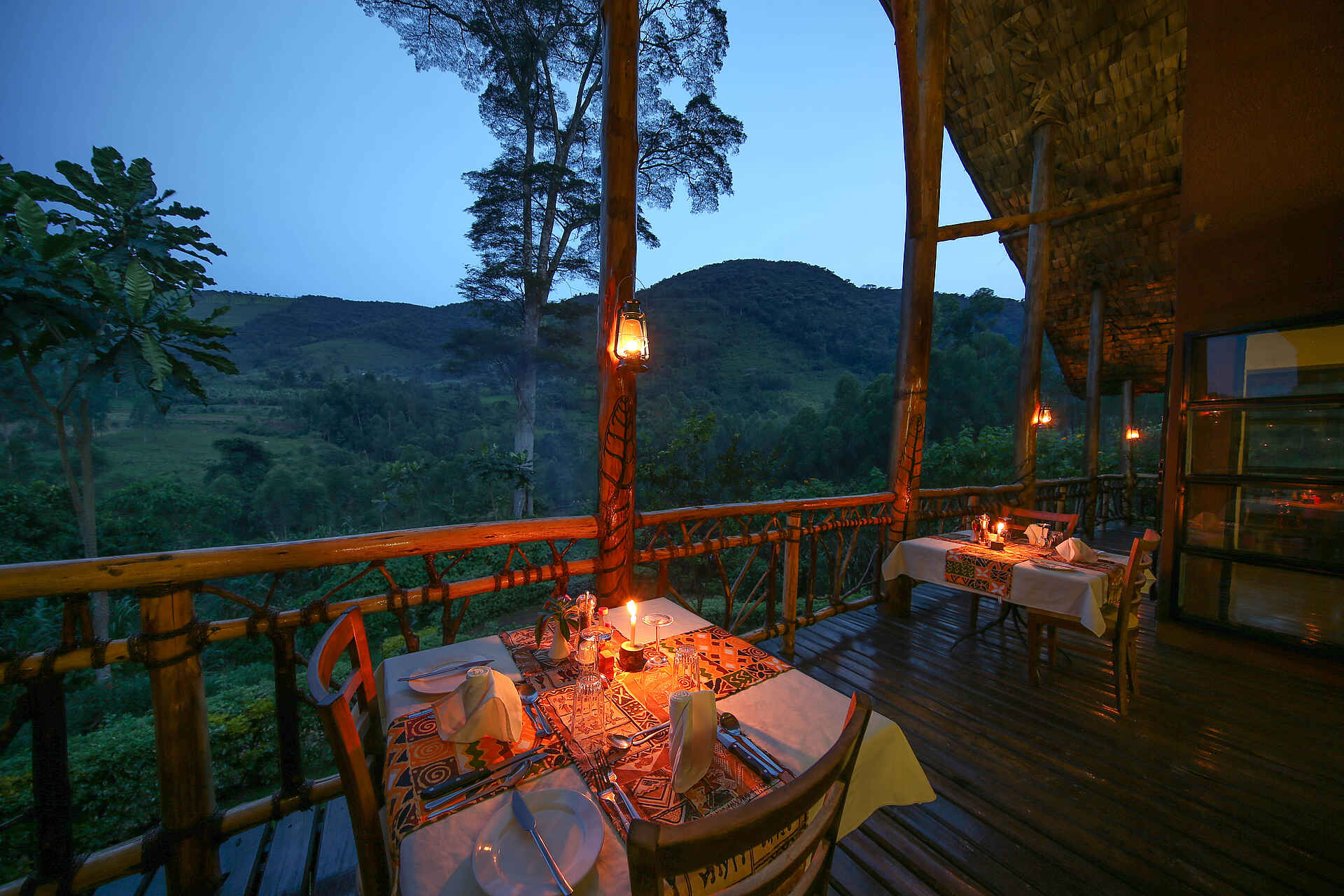 Mahogany Springs Safari Lodge: Dinnertische auf der Terrasse