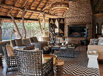 Singita Pamushana Lodge: Lounge mit Kamin