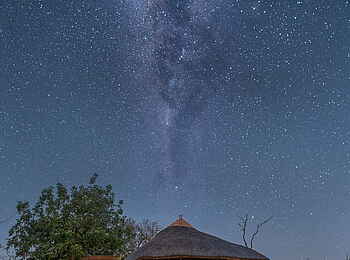 Time + Tide Nsolo: Gästechalet von außen bei Nacht