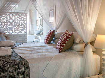 Bayete Guest Lodge: Bett und Blick ins Bad