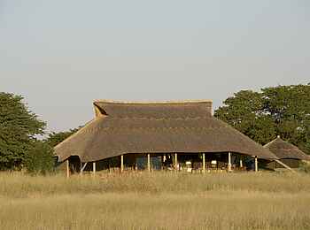 Camp Hwange: Die Main Area vom Wasserloch aus