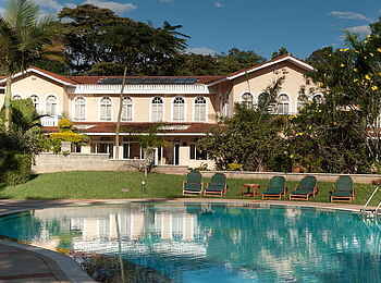 House of Waine: Pool vor dem Hotel House of Waine: Pool vor dem Hotel