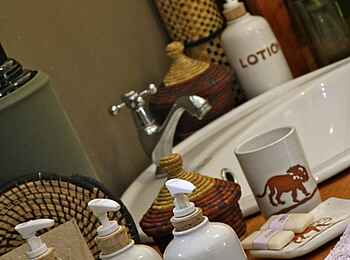 Ishasha Wilderness Camp: Badezimmer Details Ishasha Wilderness Camp: Badezimmer Details