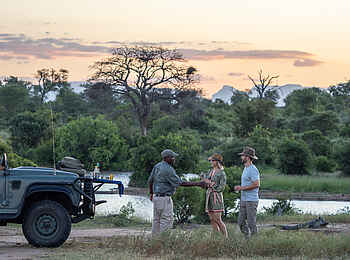 Kambaku River Sands: Ein Sundowner in der Wildnis Kambaku River Sands: Ein Sundowner in der Wildnis