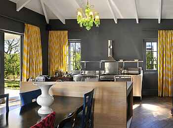 La Cle des Montagnes: Küche und Essbereich der Villa La Galerie La Cle des Montagnes: Küche und Essbereich der Villa La Galerie