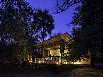 Little Ruckomechi Camp: Abendbeleuchtung in einem Gästezelt