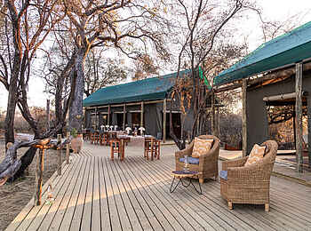 Luiana Plains Expedition Camp: Terrasse Gemeinschaftsbereich