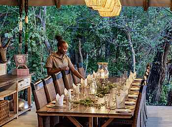Mma Tsebe Tented Camp: Gedeckte Tafel im Restaurant Mma Tsebe Tented Camp: Gedeckte Tafel im Restaurant
