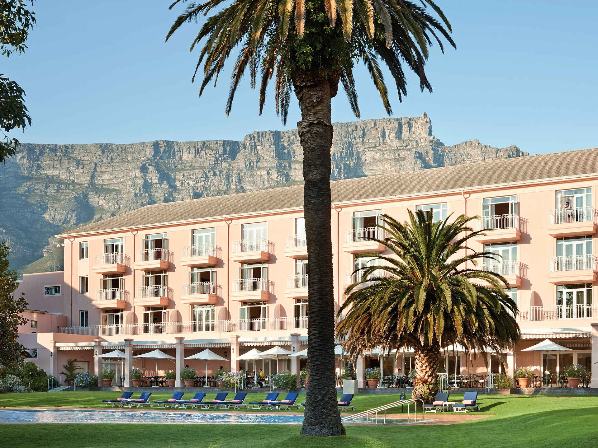 Die pinkfarbene Fassade des Belmond Mount Nelson Hotels