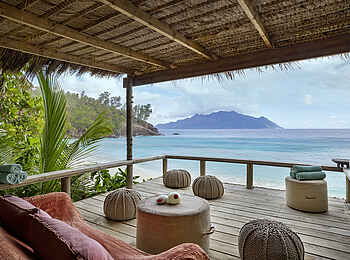 North Island: Die überdachte Lounge am Honeymoon Strand