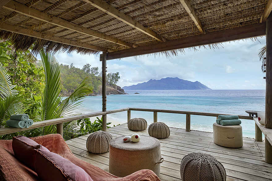 North Island: Die überdachte Lounge am Honeymoon Strand North Island: Die überdachte Lounge am Honeymoon Strand